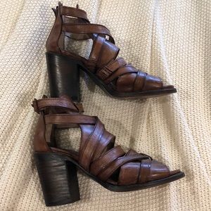 FREEBIRD BY STEVEN CLAW SANDAL SIZE 8